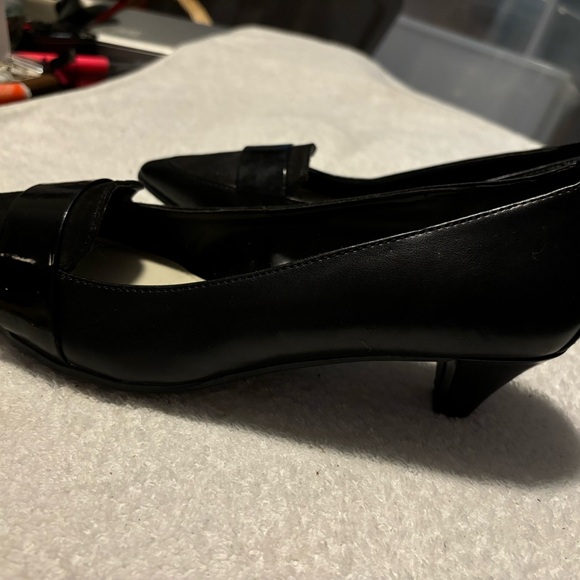 Almost Brand New Heels By ANNE KLEIN - Size 8 M - Heel Height 2 Inches- Box 72 - Picture 5 of 9